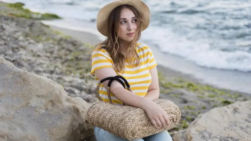 woman:yzugckinmmk= beach